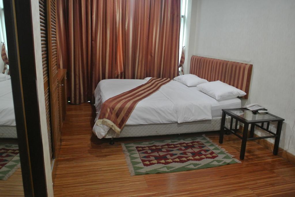 Sun City Hotel Bangkok Zimmer foto